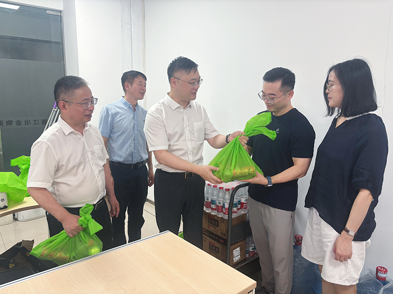 點(diǎn)滴關(guān)懷到一線!冶金物資開(kāi)展高溫“送清涼”慰問(wèn)